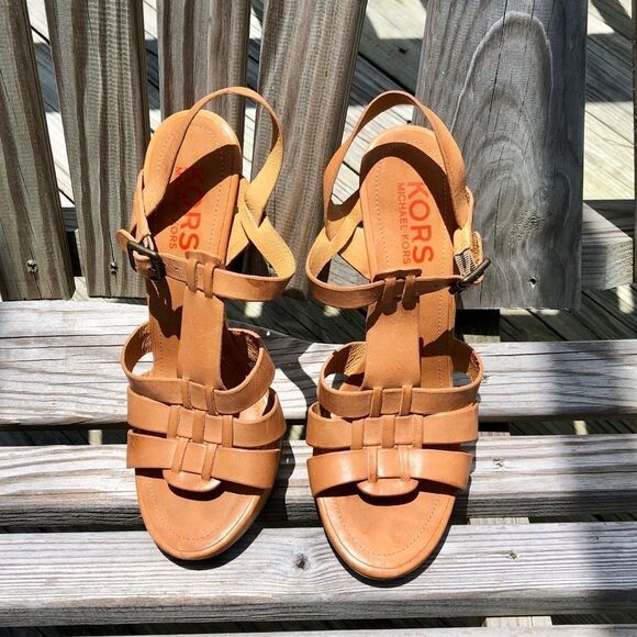 Beautiful Michael Kors sandals size 81/2 m - Picture 1 of 3